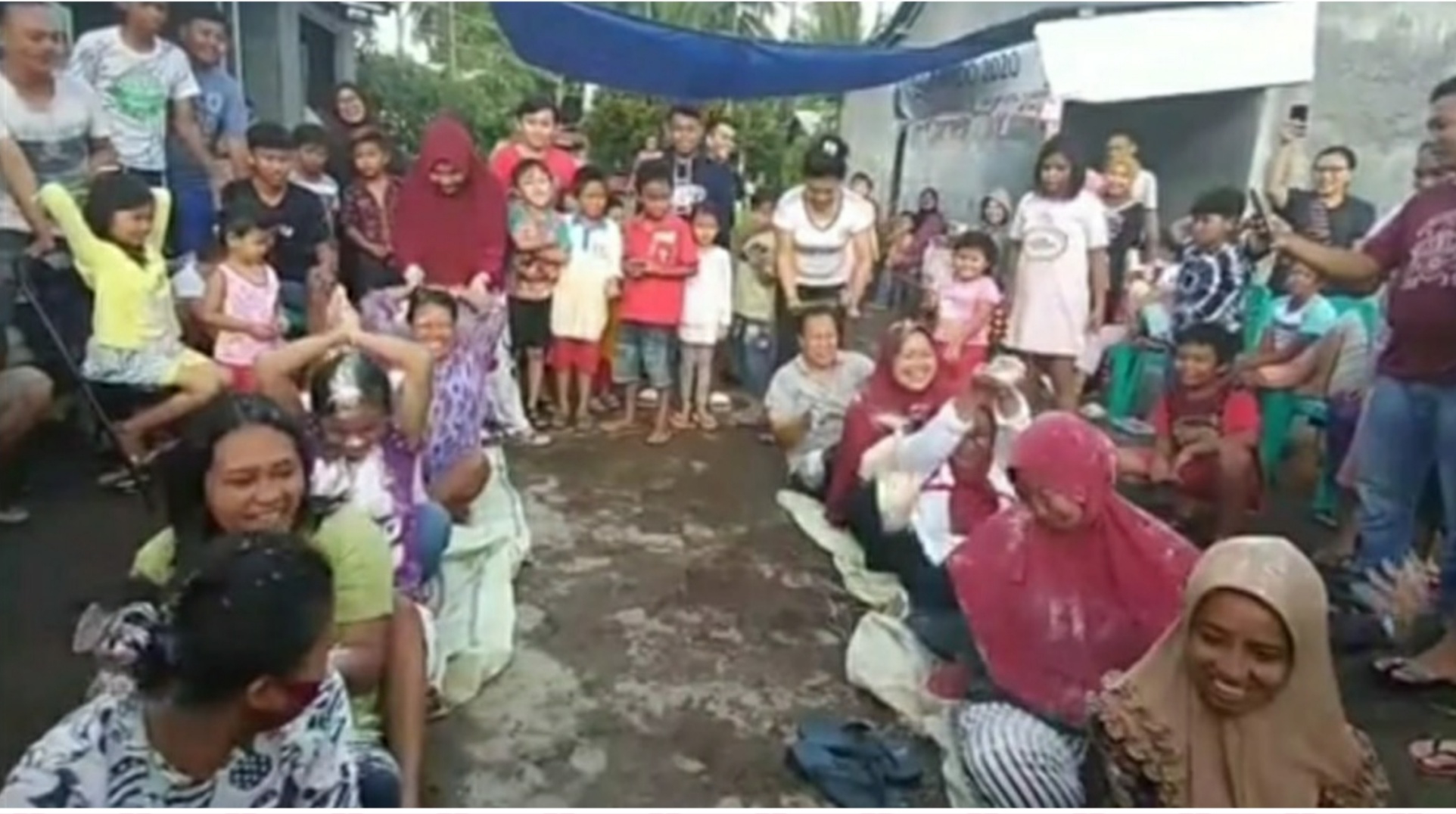 Lomba pindah tepung terigu oleh Ibu-ibu. 