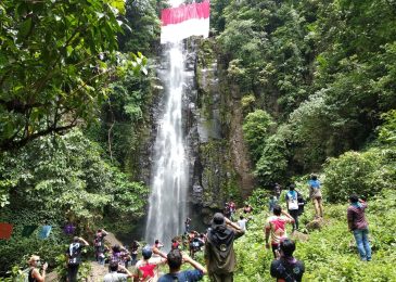 Peringati Sumpah Pemuda, MPA Tarsius Bersama OPA Bentangkan Merah-Putih Diketinggian 85 Meter