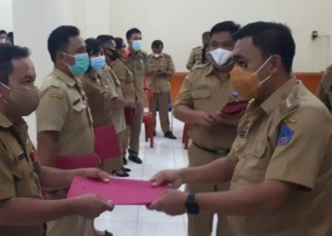 Pjs Bupati Clay Dondokambey Lantik 15 ASN