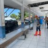 Memikul Sprayer, Bupati Joune Ganda Lakukan Penyemprotan Disinfektan Massal