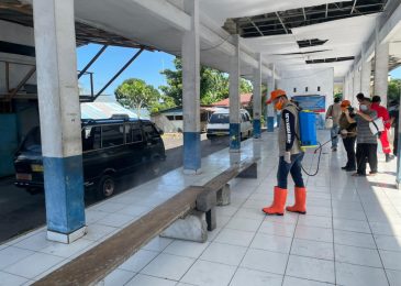 Memikul Sprayer, Bupati Joune Ganda Lakukan Penyemprotan Disinfektan Massal