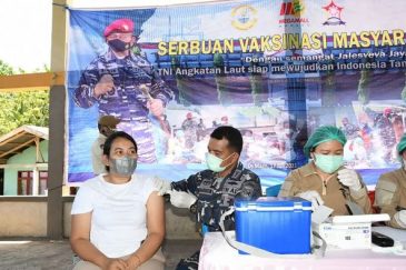 TNI AL Gelar Serbuan 700 Dosis Vaksin di Tanah Putih