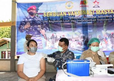 TNI AL Gelar Serbuan 700 Dosis Vaksin di Tanah Putih