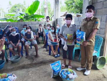 Pemdes Bango Salurkan Makanan Tambahan Untuk 70 Lansia