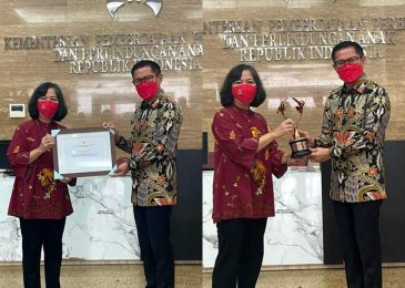 Bupati Joune Ganda Terima Piagam dan Piala KLA Dari Kemen PPPA RI