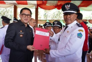 Terima SK Bupati, Yoppi Balaati Resmi Pimpin Desa Tinongko Periode 2022-2028