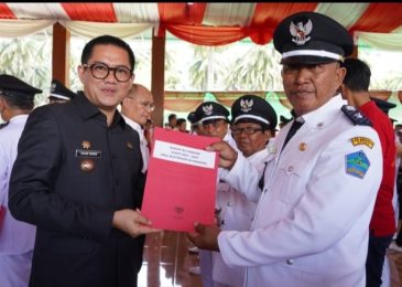 Terima SK Bupati, Yoppi Balaati Resmi Pimpin Desa Tinongko Periode 2022-2028