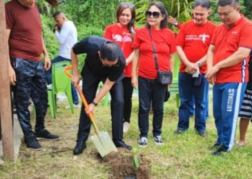 Tanam Pohon, Bupati Joune Ganda Ajak Masyarakat Kembangkan Potensi di Desa Sawangan