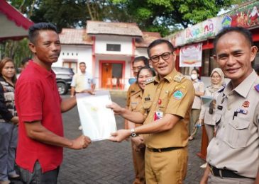 Bupati Joune Ganda Serahkan 106 Sertifikat Tanah Program PTSL Untuk Warga Liktim