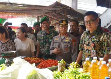 Sidak Pasar Kema, Bupati Joune Ganda Pastikan Bapok Stabil Jelang Idul Fitri