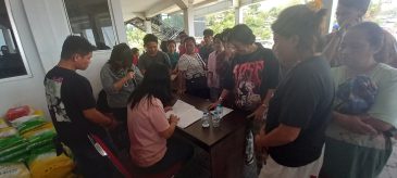 Ketua DPRD Manado Bagikan Beras Gratis di Pasar Murah