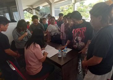 Ketua DPRD Manado Bagikan Beras Gratis di Pasar Murah