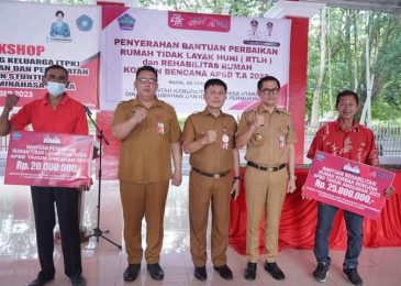 Ringankan Beban Masyarakat Terdampak Bencana, Bupati Joune Ganda Serahkan Bantuan Perbaikan Rumah