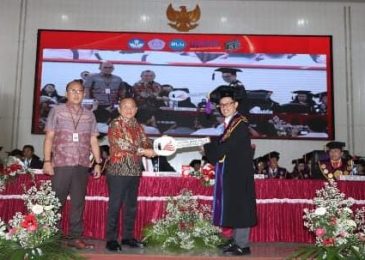 Dirum Bank SulutGo Serahkan Bantuan CSR 1 Unit Bus Untuk Unsrat Manado