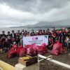 Alfamidi dan AJI Bersih-Bersis Sampah di Pantai Karangria