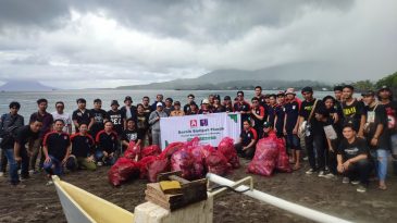 Alfamidi dan AJI Bersih-Bersis Sampah di Pantai Karangria