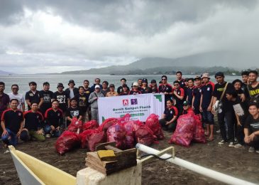 Alfamidi dan AJI Bersih-Bersis Sampah di Pantai Karangria